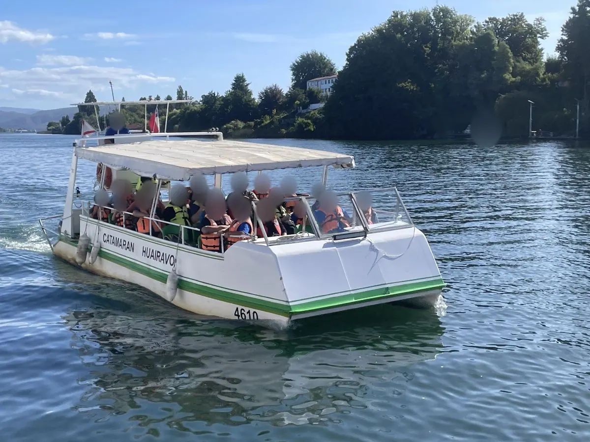 Catamarán navegando por el río en Valdivia